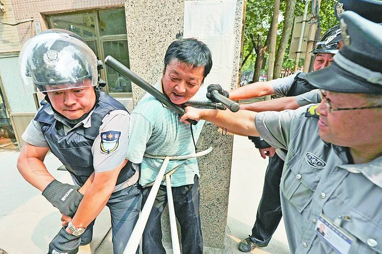 保安員執(zhí)勤中發(fā)現(xiàn)住戶(hù)斗毆的處理措施